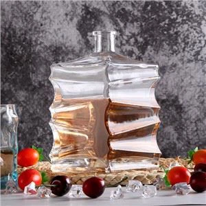 Chai rượu bằng thủy tinh hình dạng không đều